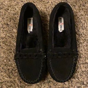 Black Minnetonka Linley Slippers / Moccasins